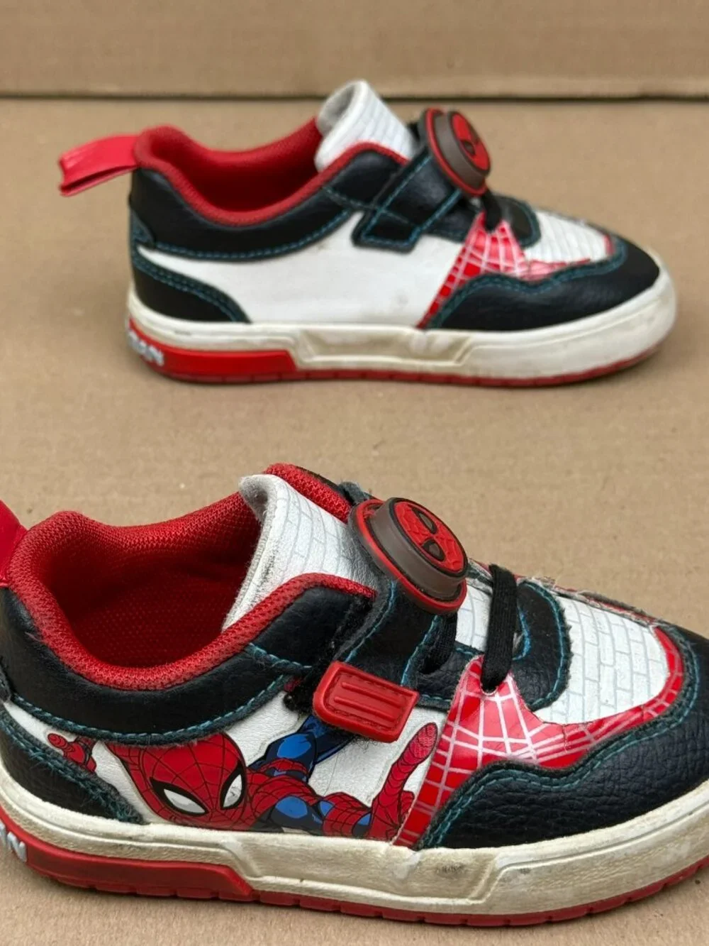 Boys Marvel Spider-Man Ground Up Sneakers Size 8 Casual Athletic Needs Cleaning